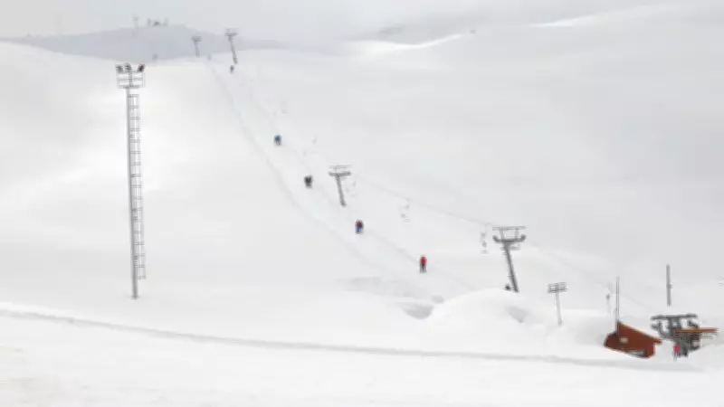 Hakkari'de İlkbaharda Kayak Keyfi: Mergabütan'da Kar Kalınlığı 2,5 Metreyi Aştı