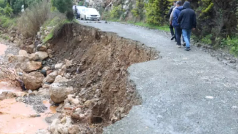Hatay'da Şiddetli Yağış: Sel Köprüyü Yıktı, Yol Çöktü