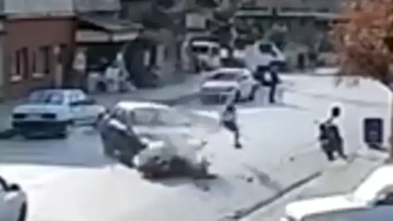 Hatay'da Korkunç Kaza: Motosikletli Otomobile Ok Gibi Saplandı, Havada Taklalar Attı
