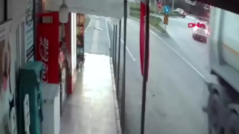 Hatay'da Kırmızı Işık İhlali: Motosiklet ile Otomobil Çarpıştı, İki Yaralı