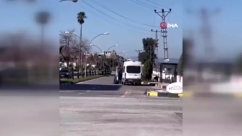 Hatay'da Minibüs Durağında Şiddet: Görevli, Sürücüyü Yere Yatırıp Dövdü