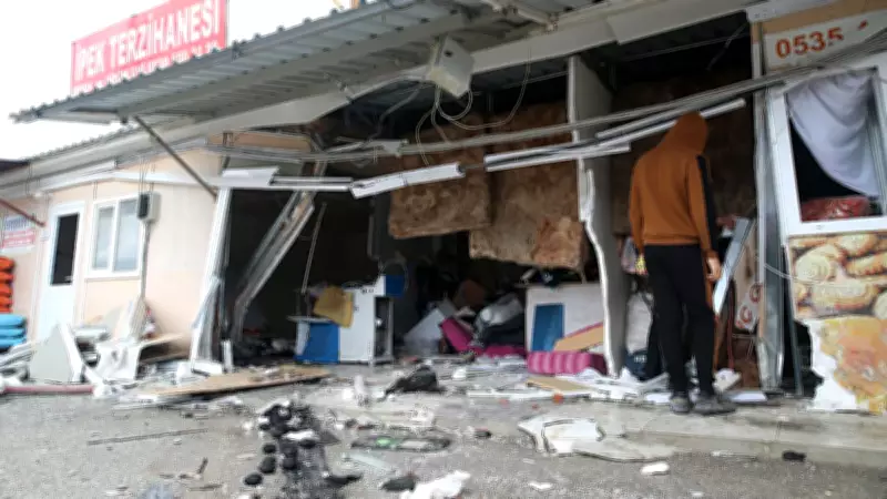 Hatay'da Şok Eden Kaza: Otomobil 3 Prefabrik İş Yerini Delip Geçti