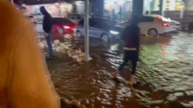 Hatay'da Sağanak Felaketi: Yollar Göle Döndü, Otopark Sular Altında Kaldı