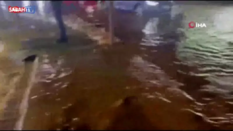 Hatay'da Sağanak Yağış Felaketi: Yollar Göle Döndü, Otopark Sular Altında Kaldı