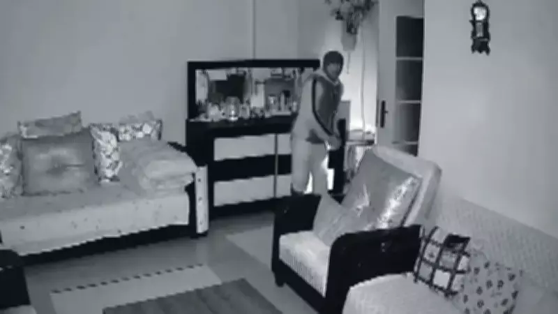 Hırsız, Ev Sahibinin Kamera Uyarısıyla Panikleyerek Kaçtı