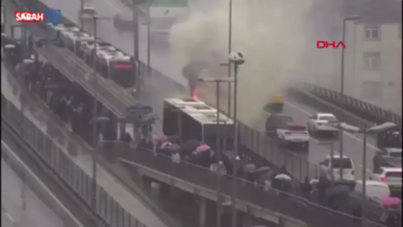 Şişli Perpa Metrobüs Durağı'nda Metrobüste Yangın Çıktı, Ekipler Müdahale Ediyor
