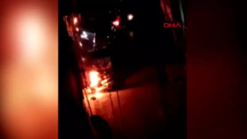 Şişli'de Aydınlatma Direği Patladı: Üç Motosiklet Alevler İçinde Kaldı