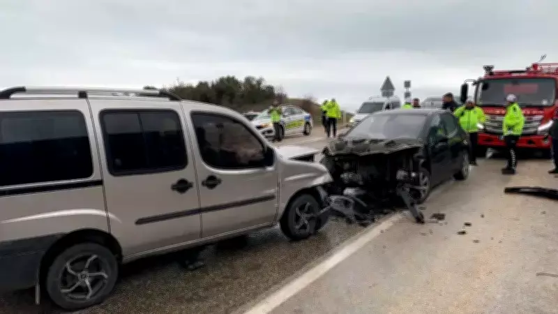Isparta'da Üç Araçlı Feci Kazada 8 Kişi Yaralandı
