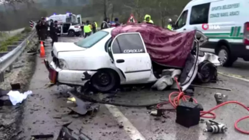 Isparta'da Feci Trafik Kazası: Nişanlı Çift Hayatını Kaybetti, 4 Kişi Yaralandı
