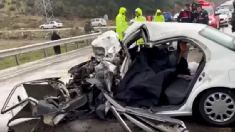 Isparta'da İki Otomobilin Çarpışması Sonucu 2 Kişi Hayatını Kaybetti, 4 Kişi Yaralandı