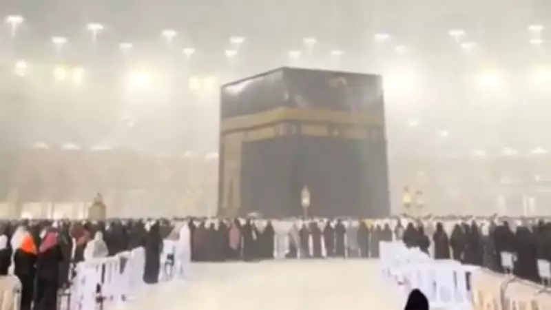 Kabe'de Hacılar Sağanak Yağmur Altında Tavaflarını Yaptı