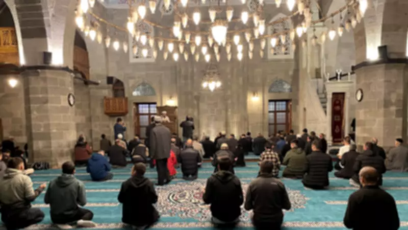 Kadir Gecesi 12 Rekat Hacet Namazı Nasıl Kılınır ve Niyet Edilir?