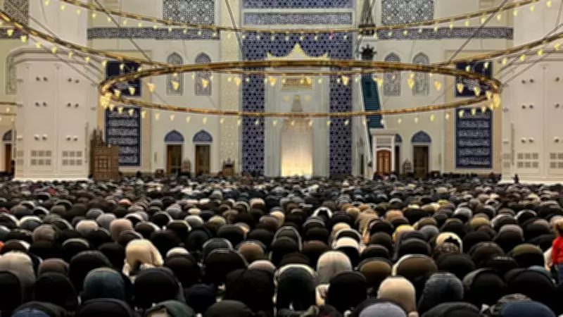 Kadir Gecesi'nde Camiler Dolup Taştı: Dualar ve İkramlarla İbadet