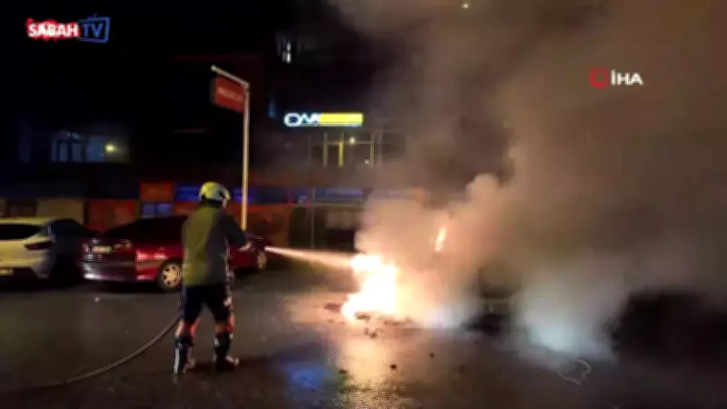 Kadıköy'deki Yangın: Motosikletten Otomobile Sıçrayan Alevler İki Aracı Kullanılamaz Hale Getirdi