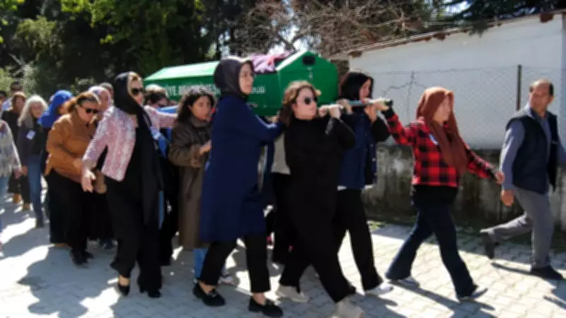 Kadınlar Günü'nde Öldürülen Sermin Bacak'ın Tabutunu Kadınlar Taşıdı