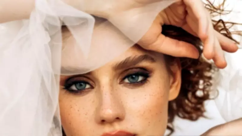 Kahve Estetiği Yükselişte: Siyah Eyelinerın Tahtını Sallayan Doğal Makyaj Trendi