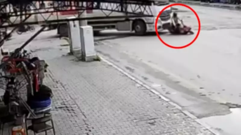 Kamyonun Çarptığı Motosiklet Sürücüsü Hayatını Kaybetti