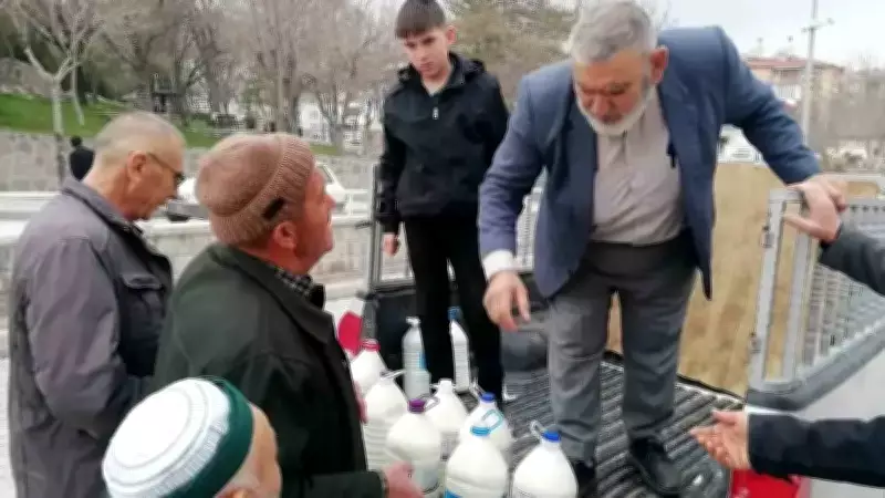 Karapınar'da Çiftçi Durmuş Ali Diri, 20 Ton Sütü Ücretsiz Dağıtarak Dayanışma Örneği Sergiliyor