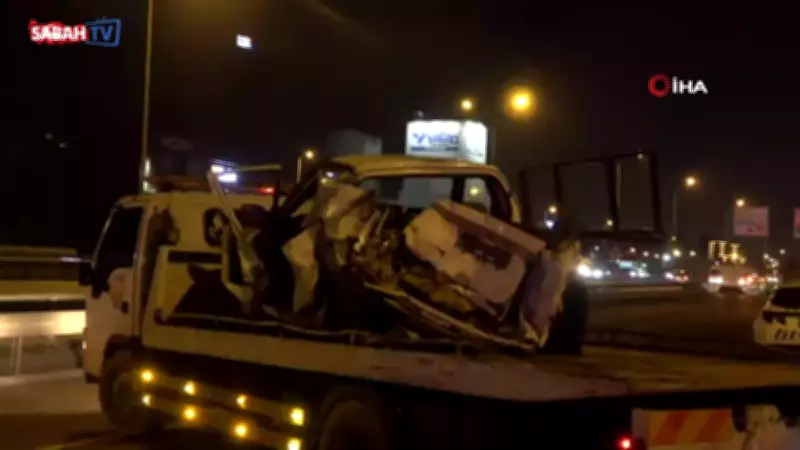 Kartal'da Geri Manevra Yapan Pikaba Minibüs Arkadan Çarptı: Sürücü Yaralandı