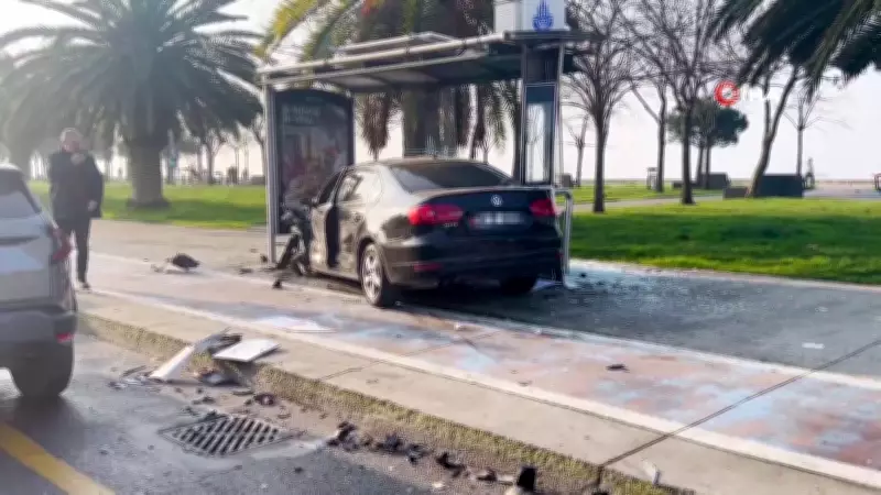 Kartal'da Kırmızı Işık İhlali: Araç Kamyona Çarpıp Durağa Daldı, 2 Yaralı