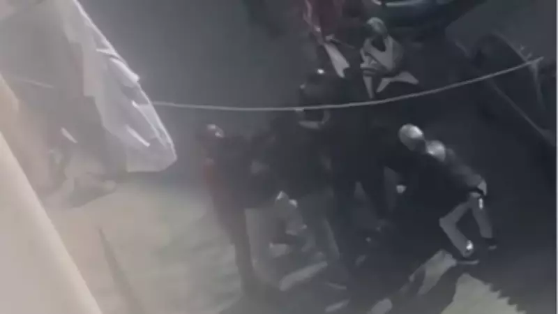 Kasımpaşa'da Motokurye Kavgası: Darp Edildi, Geri Döndü, Sokak Karıştı!