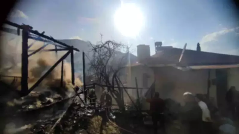 Kastamonu Tosya'da Samanlık Yangını: İtfaiye Hızlı Müdahale ile Felaketi Önledi