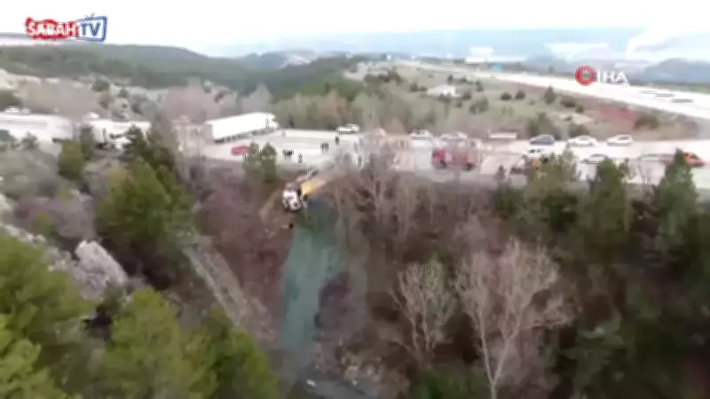 Kastamonu'da Sürücüsü Fenalaşan Hafriyat Kamyonu Şarampole Devrildi