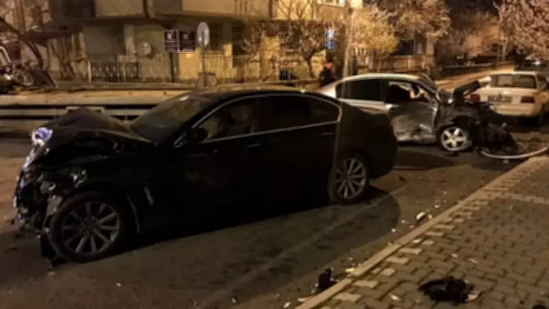 Kayseri'de İki Otomobil Çarpıştı: 5 Kişi Yaralandı, Sürücünün Durumu Ağır