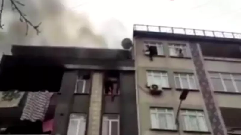 Küçükçekmece'de Çıkan Yangında 8 Kişi Mahsur Kaldı, İtfaiye Ekipleri Kurtardı