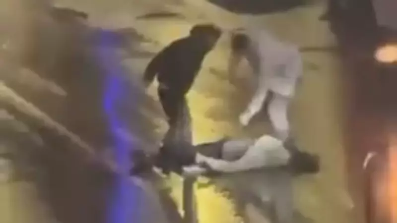 Kocaeli'de Cadde Ortasında Şiddet: İki Kişi Tarafından Darp Edilen Şahıs Yere Yığıldı