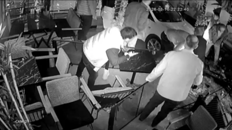 Kocaeli'de Kontrolden Çıkan Araç Kafeye Daldı: 2 Kişi Yaralandı