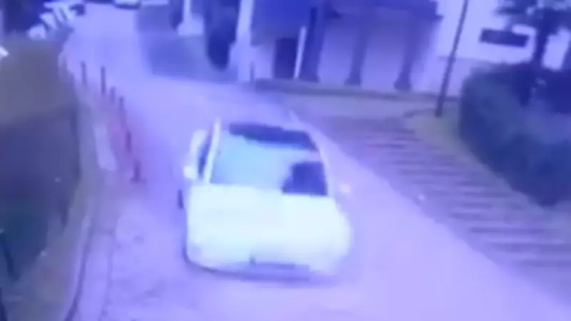 Kocaeli'de Kontrolden Çıkan Araç Otoparkta Büyük Kaza: İki Araç Ağır Hasar Aldı