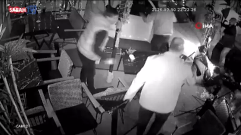 Kocaeli'de Kontrolden Çıkan Otomobil Kafeye Daldı: 2 Kişi Yaralandı