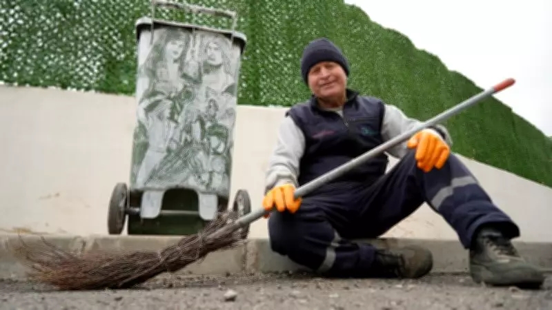 Kocaeli'de Temizlik İşçisi Süpürgeyi Kaleme Dönüştürüyor: Sanat Sokaklarda Hayat Buluyor