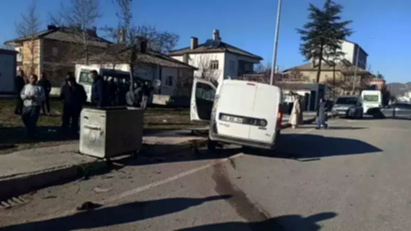 Konya Seydişehir'de Servis ile Hafif Ticari Araç Çarpıştı: 2 Yaralı