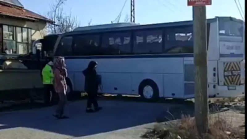 Konya'da Belediye Otobüsü ile Öğrenci Servisi Çarpıştı: 17 Kişi Yaralandı