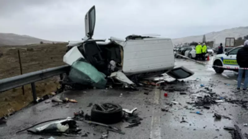 Konya'da Karşı Şeride Geçen Otomobil Hafif Ticari Araçla Çarpıştı: 2 Ölü, 4 Yaralı