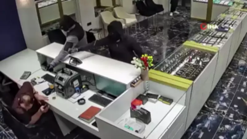 Konya'da Kuyumcu Soygunu: Maskeliler Biber Gazıyla Saldırdı, İmitasyon Bilezikler Çalındı