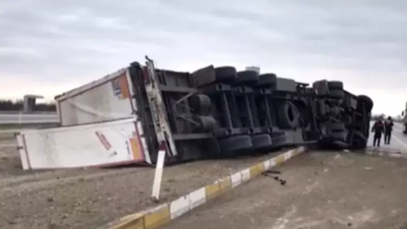 Konya'da İplik Yüklü Tır Kontrolden Çıkarak Devrildi: Bir Kişi Yaralandı