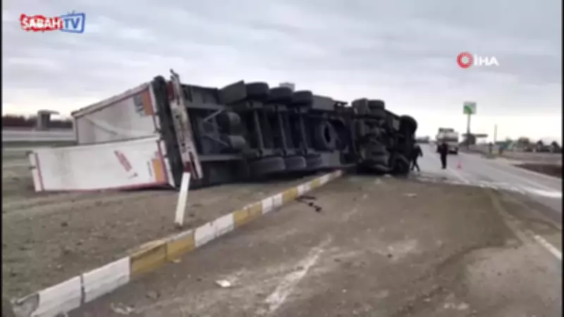 Konya'da İplik Yüklü Tır Kontrolden Çıkarak Devrildi: Sürücü Yaralandı