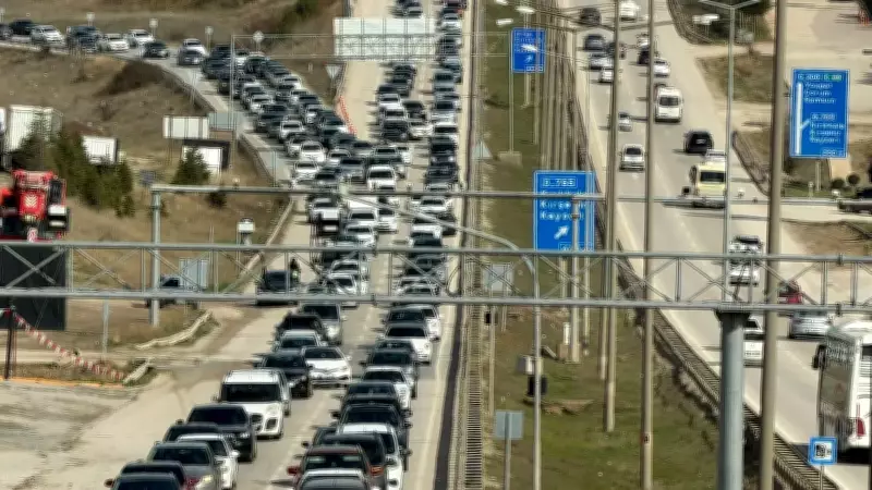 Kırıkkale'de Bayram Dönüş Yoğunluğu: Araç Kuyrukları Uzadı