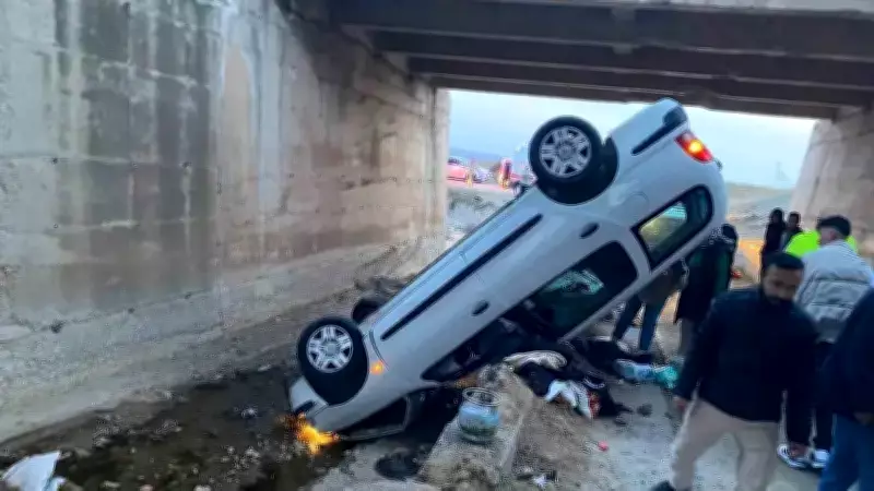 Kırıkkale'de Köprü Boşluğuna Devrilen Otomobilde 4 Kişi Yaralandı