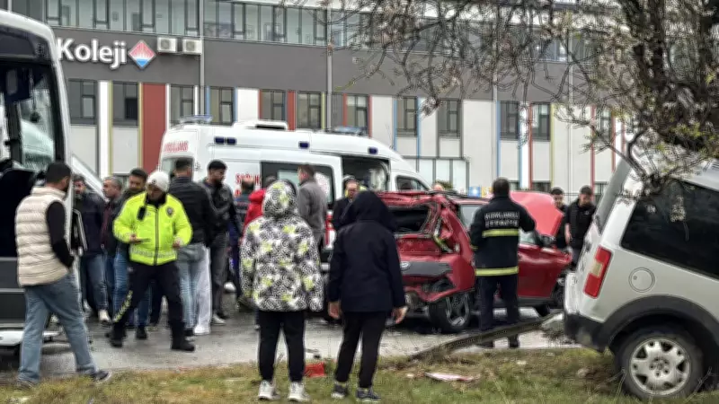 Kırklareli'nde Zincirleme Kaza: 6 Araç Birbirine Girdi, 5 Kişi Yaralandı