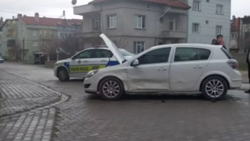 Kütahya'da İki Otomobil Çarpıştı: Aynı Aileden 3 Kişi Yaralandı