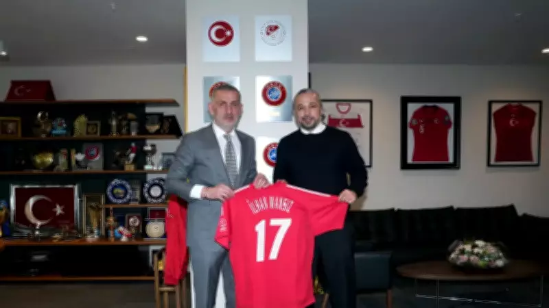 İlhan Mansız, TFF Başkanı Hacıosmanoğlu'nu Ziyaret Etti ve Tarihi Forma Hediye Etti