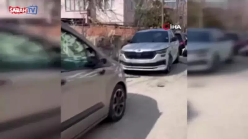 Lüleburgaz'da Ticari Araç Park Halindeki 4 Otomobile Çarptı