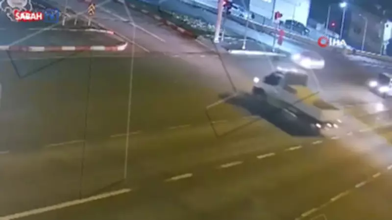 Malatya'da Korkunç Kaza Anı Kameralara Yansıdı: Kamyonet Devrildi, 1 Yaralı