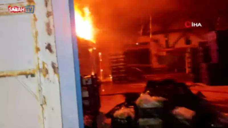 Manavgat'ta Muz Paketleme Tesisinde Çıkan Yangın Büyük Hasar ve Korku Yarattı