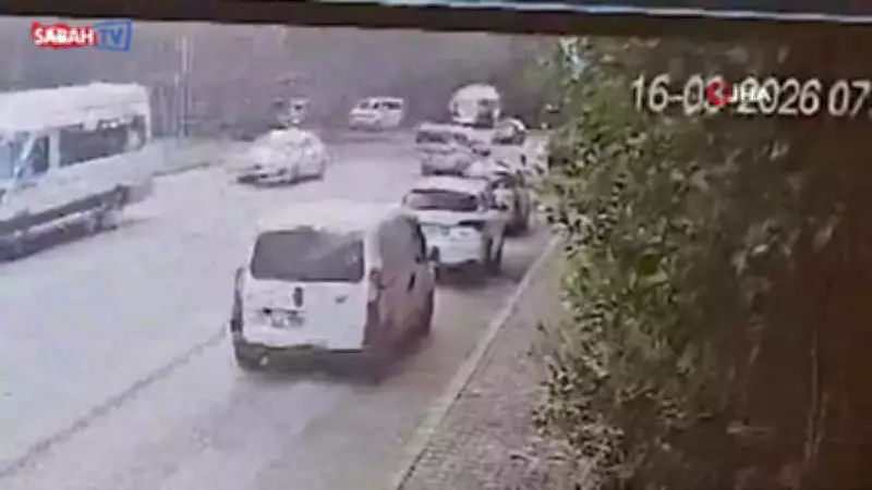 Manavgat'ta Servis Otobüsü ile Hafif Ticari Araç Çarpıştı: Kaza Anı Kamerada