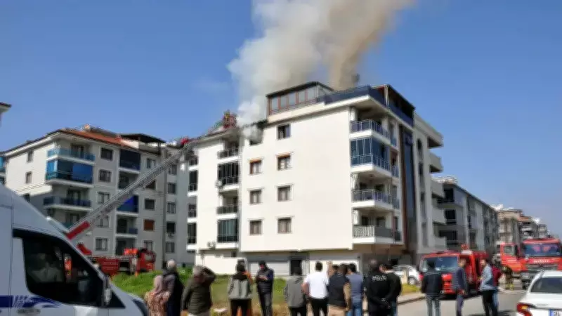 Manisa Salihli'de 4 Katlı Binada Çıkan Yangın Çatıya Sıçradı, 3 Saatte Kontrol Altına Alındı